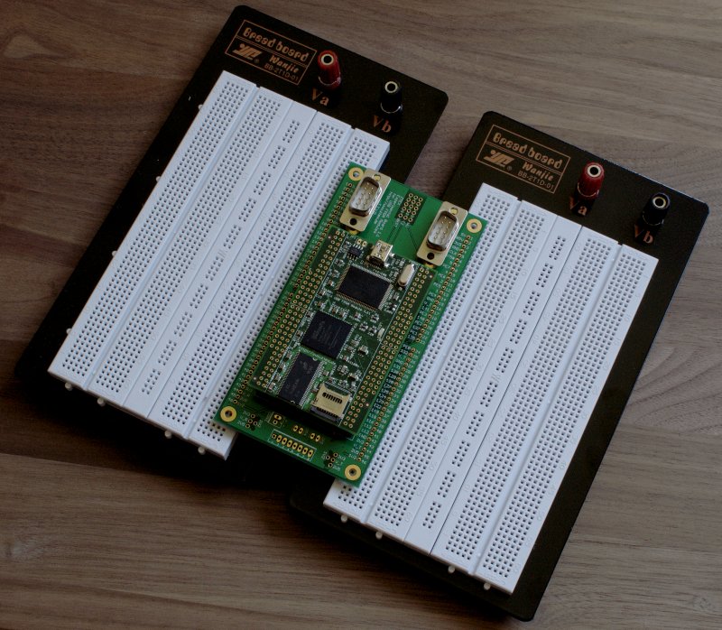 Spartan 6 USB-FPGA-Modul 1.11 mit Experimentierboard und zwei Breadboards