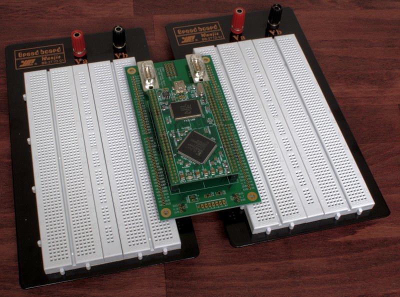 USB-FPGA-Modul 1.2 mit Experimentierboard und zwei Breadboards