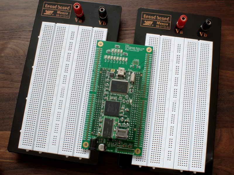 Spartan 6 USB-FPGA-Modul 1.11 mit Analog-Experimentierboard und zwei Steckbrettern