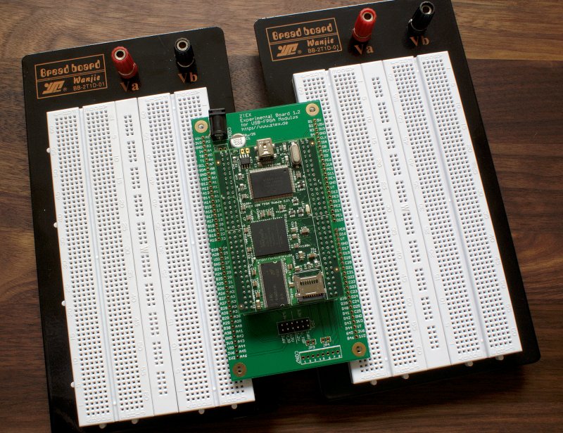 Spartan 6 USB-FPGA-Modul 1.11 mit Experimentierboard und zwei Steckbrettern