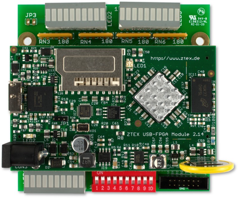 ZTEX USB-FPGA-Modul 2.14 mit Kühlkörper und Batterie auf Debug-Board