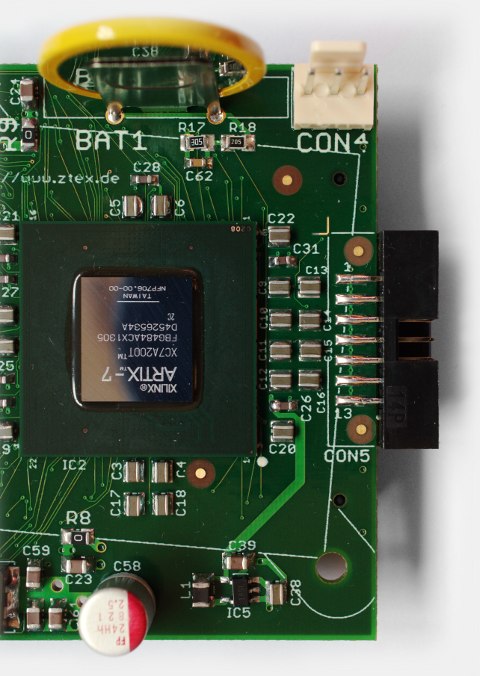 ZTEX FPGA-Board mit Spartan 7 XC7A200T: JTAG und Batterie für Bitstream-Verschlüsselung installiert